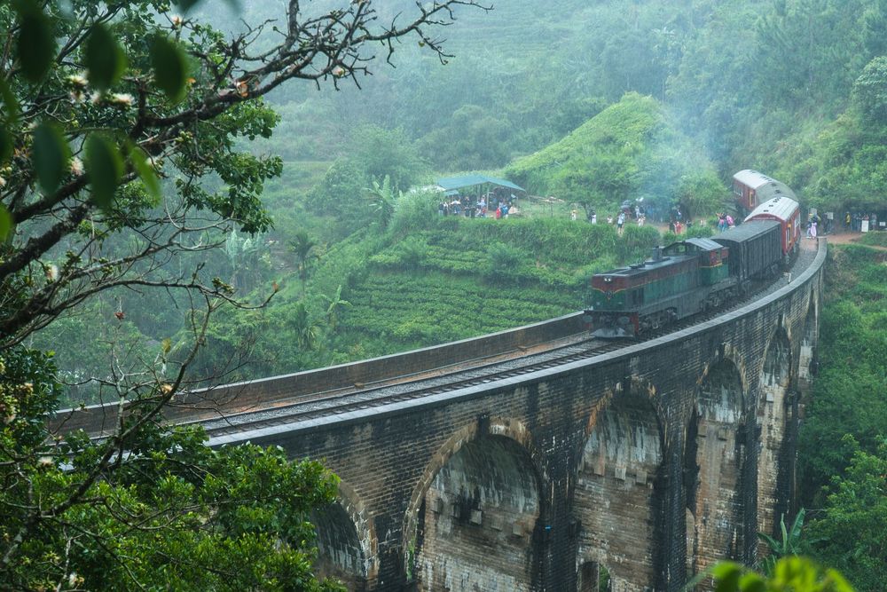 Blue train crossing the Nine Arch Bridge near Ella